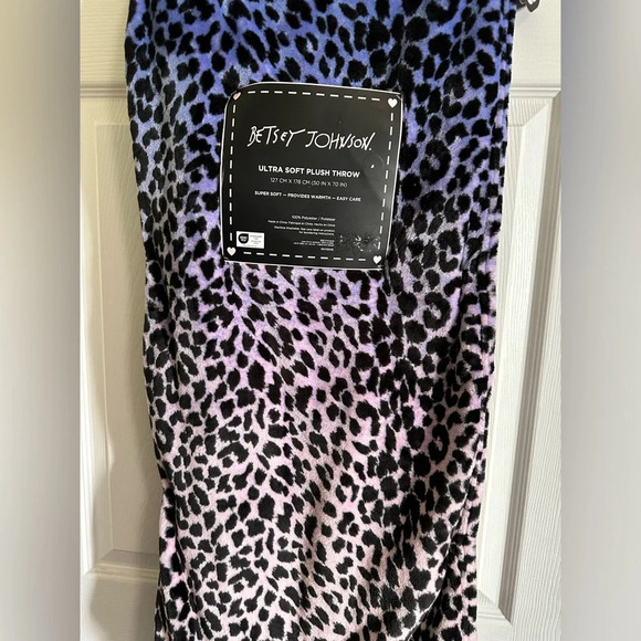 Betsey Johnson Purple Ombre Leopard Print Ultra Soft Plus Throw 50 IN X 70 IN - Picture 2 of 3